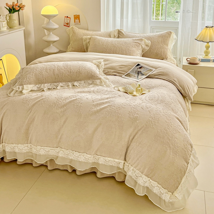 91家纺网 家纺一手货源 找家纺 七七家纺 2025新款雕花牛奶绒夹棉床盖四件套-若梦系列 若梦-鹅黄