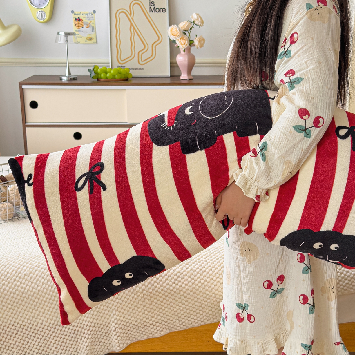 91家纺网 家纺一手货源 找家纺 久云居 2025新款高克重牛奶绒枕加芯牛奶绒长条枕套夹腿抱枕 大象乐园