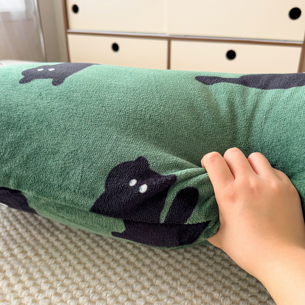 91家纺网 家纺一手货源 找家纺 久云居 2025新款高克重牛奶绒枕加芯牛奶绒长条枕套夹腿抱枕 墨绿喵星