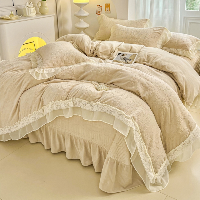 91家纺网 家纺一手货源 找家纺 七七家纺 2025新款雕花牛奶绒夹棉床盖四件套-若梦系列 若梦-鹅黄