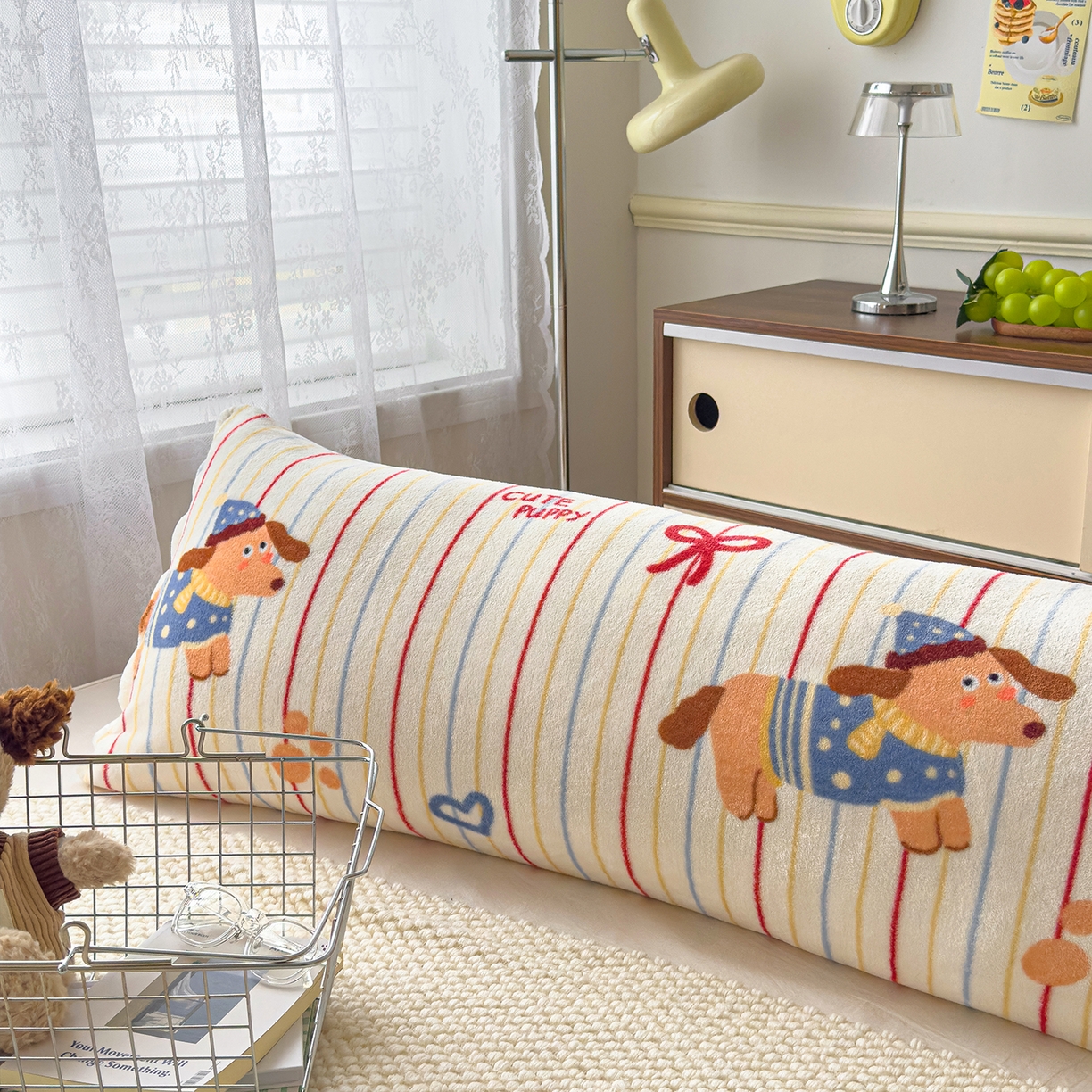 91家纺网 家纺一手货源 找家纺 久云居 2025新款高克重牛奶绒枕加芯牛奶绒长条枕套夹腿抱枕 萌犬派对