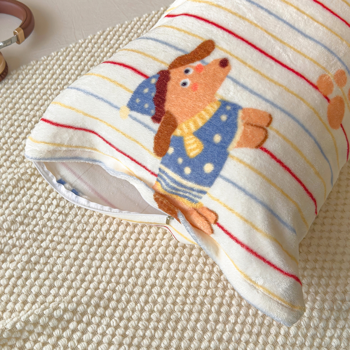 91家纺网 家纺一手货源 找家纺 久云居 2025新款高克重牛奶绒枕加芯牛奶绒长条枕套夹腿抱枕 萌犬派对