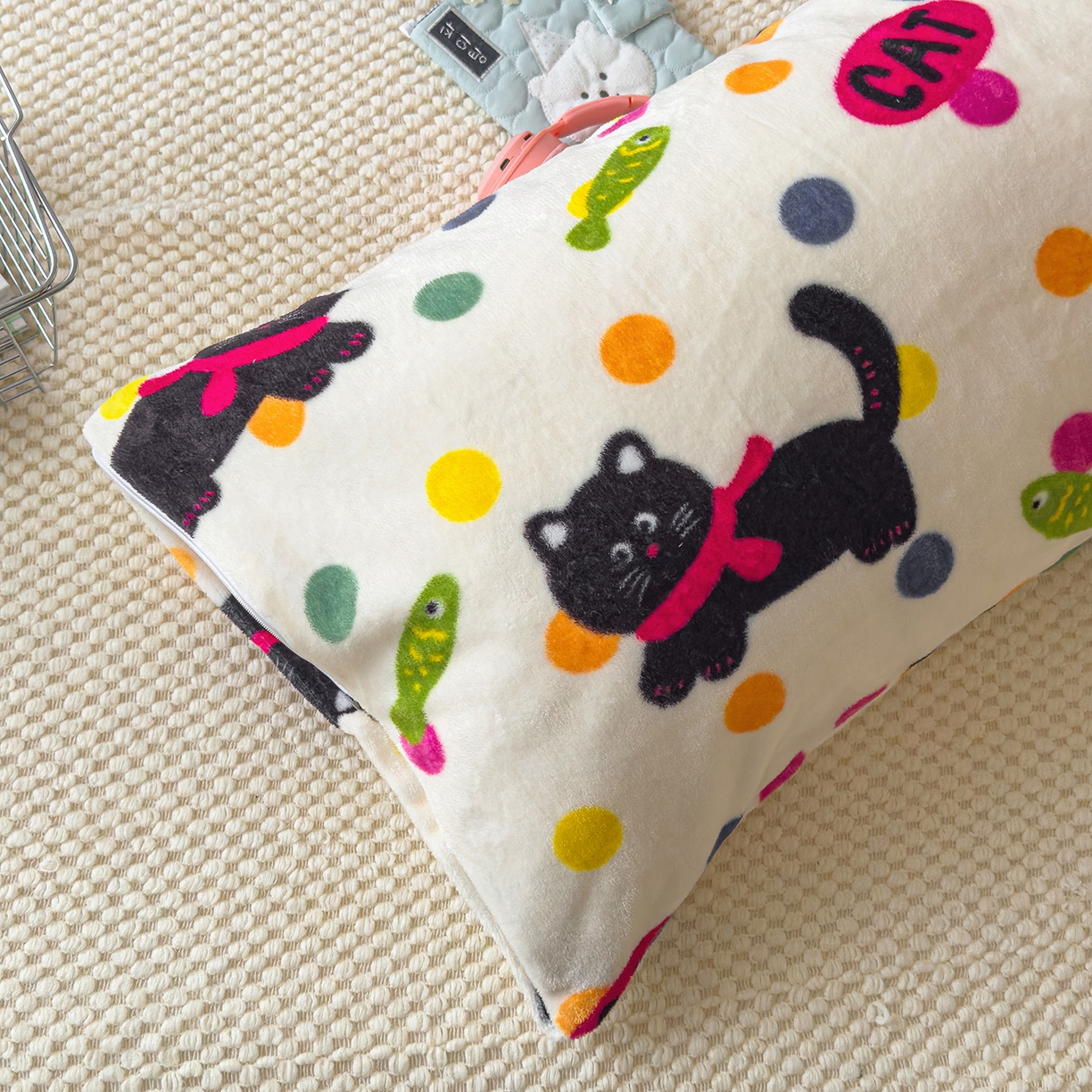 91家纺网 家纺一手货源 找家纺 久云居 2025新款高克重牛奶绒枕加芯牛奶绒长条枕套夹腿抱枕 波点黑猫