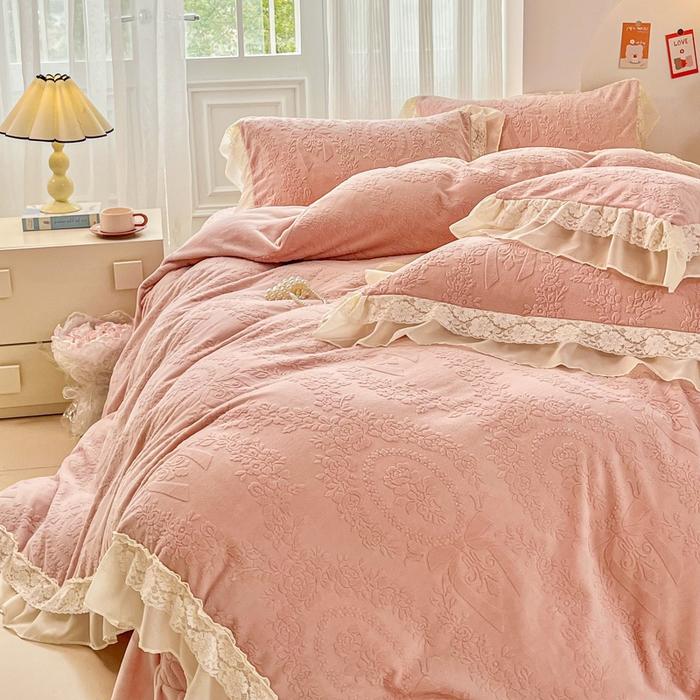 91家纺网 家纺一手货源 找家纺 七七家纺 2025新款雕花牛奶绒夹棉床盖四件套-若梦系列 若梦-粉玉