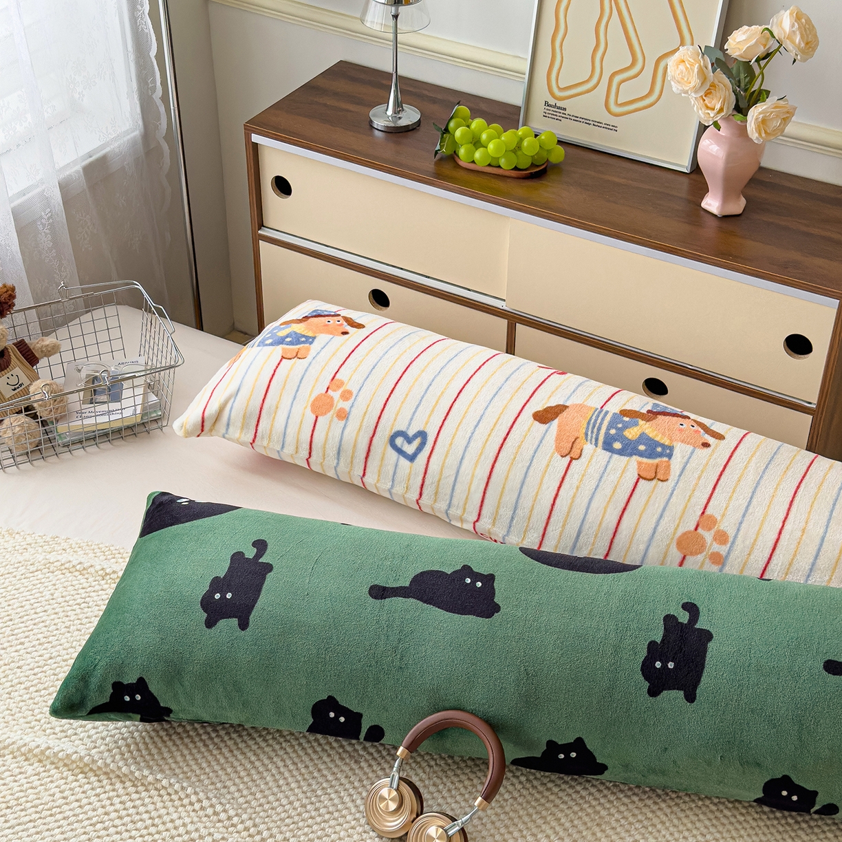 91家纺网 家纺一手货源 找家纺 久云居 2025新款高克重牛奶绒枕加芯牛奶绒长条枕套夹腿抱枕 墨绿喵星