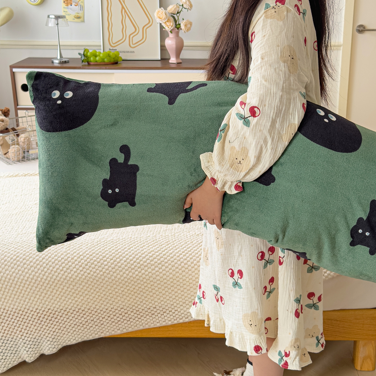 91家纺网 家纺一手货源 找家纺 久云居 2025新款高克重牛奶绒枕加芯牛奶绒长条枕套夹腿抱枕 墨绿喵星