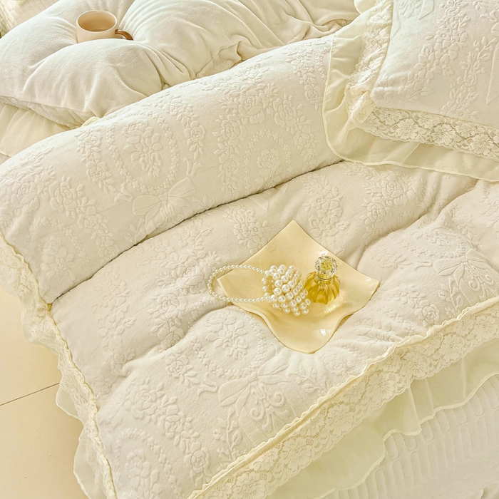 91家纺网 家纺一手货源 找家纺 七七家纺 2025新款雕花牛奶绒夹棉床盖四件套-若梦系列 若梦-雪峰白