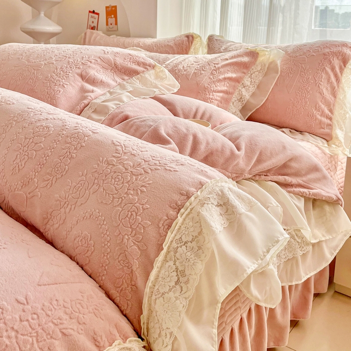 91家纺网 家纺一手货源 找家纺 七七家纺 2025新款雕花牛奶绒夹棉床盖四件套-若梦系列 若梦-粉玉