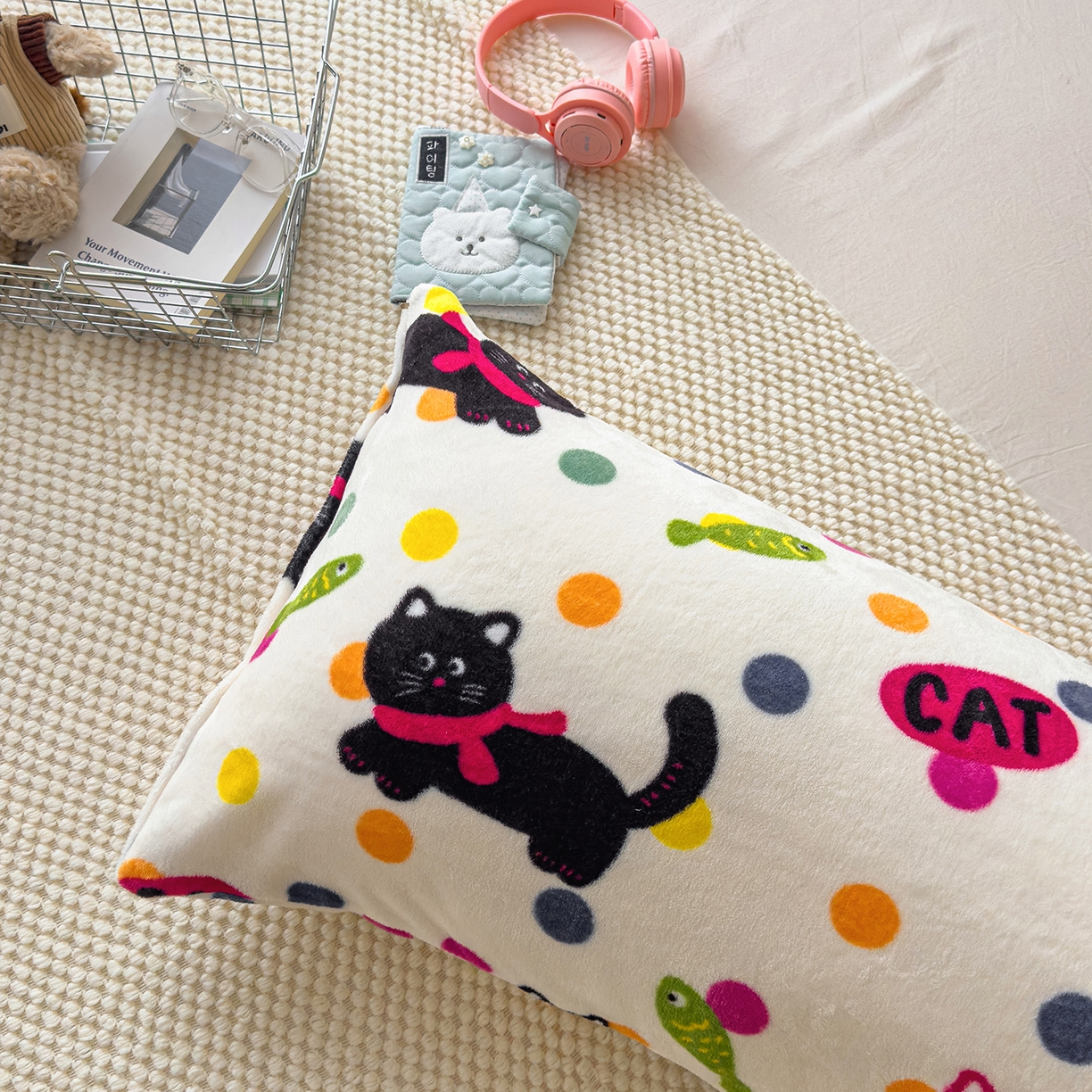 91家纺网 家纺一手货源 找家纺 久云居 2025新款高克重牛奶绒枕加芯牛奶绒长条枕套夹腿抱枕 波点黑猫