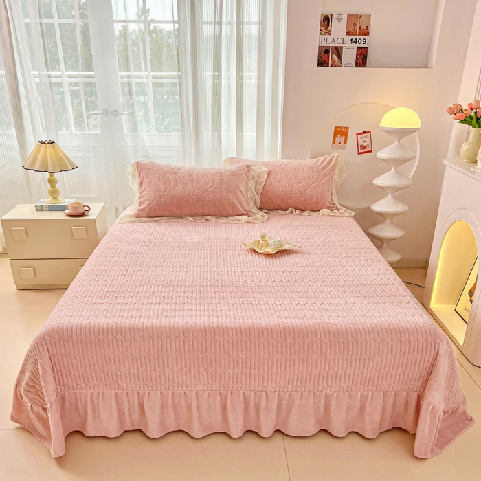 91家纺网 家纺一手货源 找家纺 七七家纺 2025新款雕花牛奶绒夹棉床盖四件套-若梦系列 若梦-粉玉