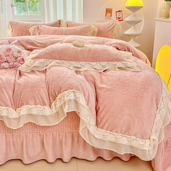 91家纺网 家纺一手货源 找家纺 七七家纺 2025新款雕花牛奶绒夹棉床盖四件套-若梦系列 若梦-粉玉