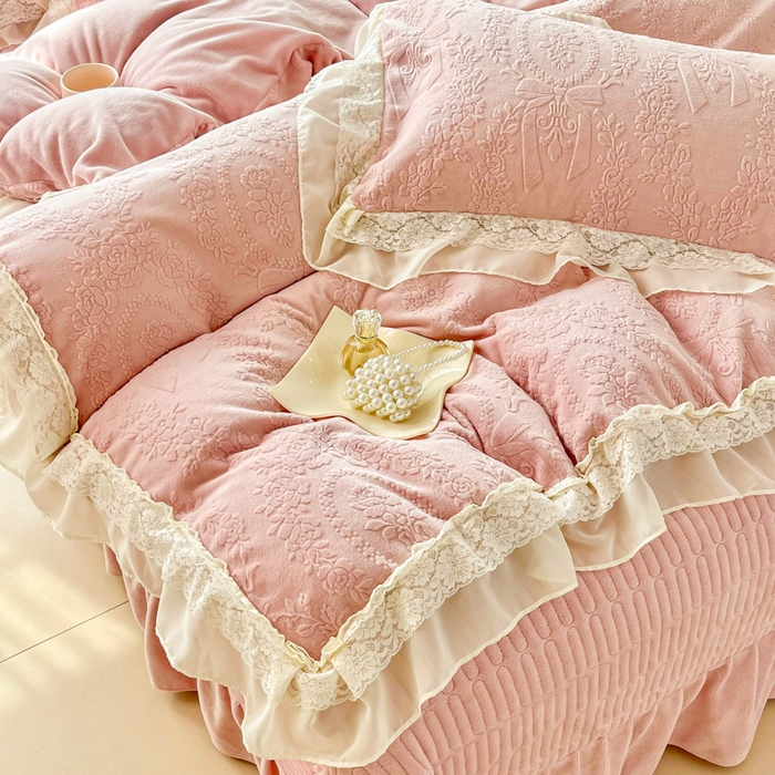 91家纺网 家纺一手货源 找家纺 七七家纺 2025新款雕花牛奶绒夹棉床盖四件套-若梦系列 若梦-粉玉