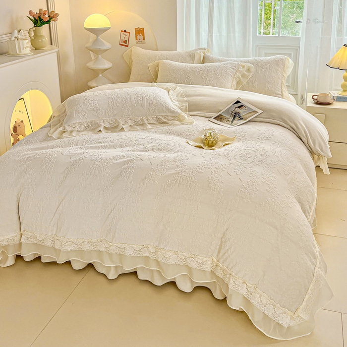 91家纺网 家纺一手货源 找家纺 七七家纺 2025新款雕花牛奶绒夹棉床盖四件套-若梦系列 若梦-雪峰白