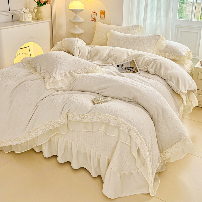 91家纺网 家纺一手货源 找家纺 七七家纺 2025新款雕花牛奶绒夹棉床盖四件套-若梦系列 若梦-雪峰白