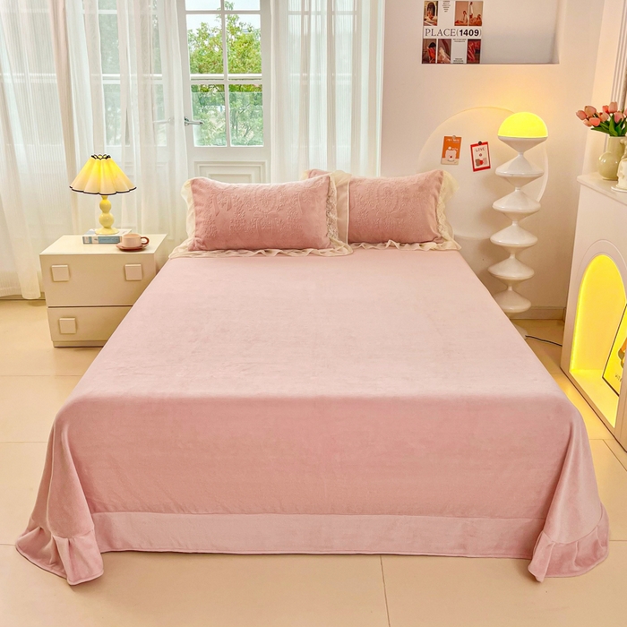 91家纺网 家纺一手货源 找家纺 七七家纺 2025新款雕花牛奶绒夹棉床盖四件套-若梦系列 若梦-粉玉