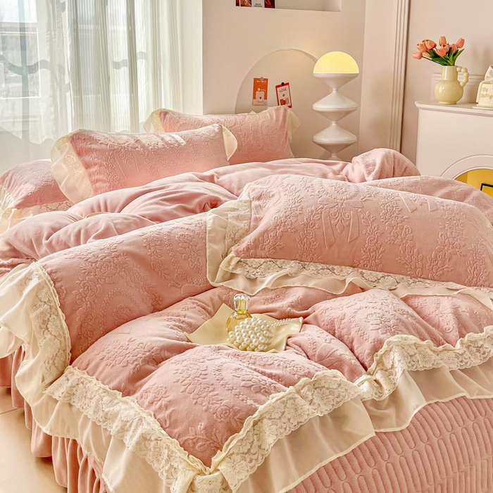 91家纺网 家纺一手货源 找家纺 七七家纺 2025新款雕花牛奶绒夹棉床盖四件套-若梦系列 若梦-粉玉