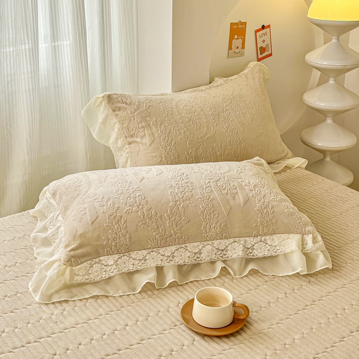 91家纺网 家纺一手货源 找家纺 七七家纺 2025新款雕花牛奶绒夹棉床盖四件套-若梦系列 若梦-鹅黄