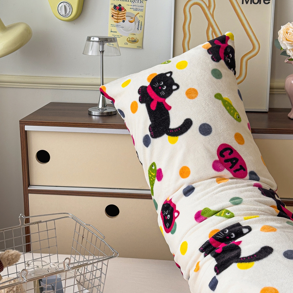 91家纺网 家纺一手货源 找家纺 久云居 2025新款高克重牛奶绒枕加芯牛奶绒长条枕套夹腿抱枕 波点黑猫