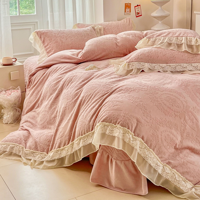 91家纺网 家纺一手货源 找家纺 七七家纺 2025新款雕花牛奶绒夹棉床盖四件套-若梦系列 若梦-粉玉