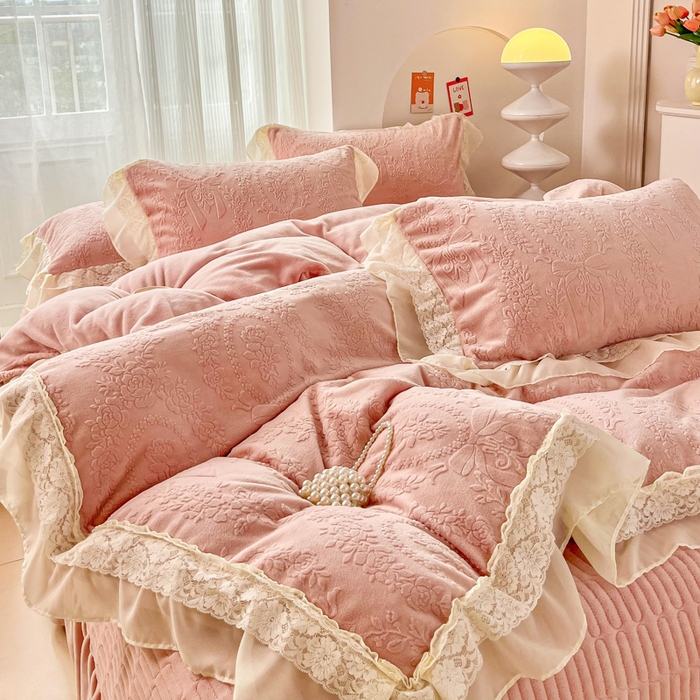 91家纺网 家纺一手货源 找家纺 七七家纺 2025新款雕花牛奶绒夹棉床盖四件套-若梦系列 若梦-粉玉