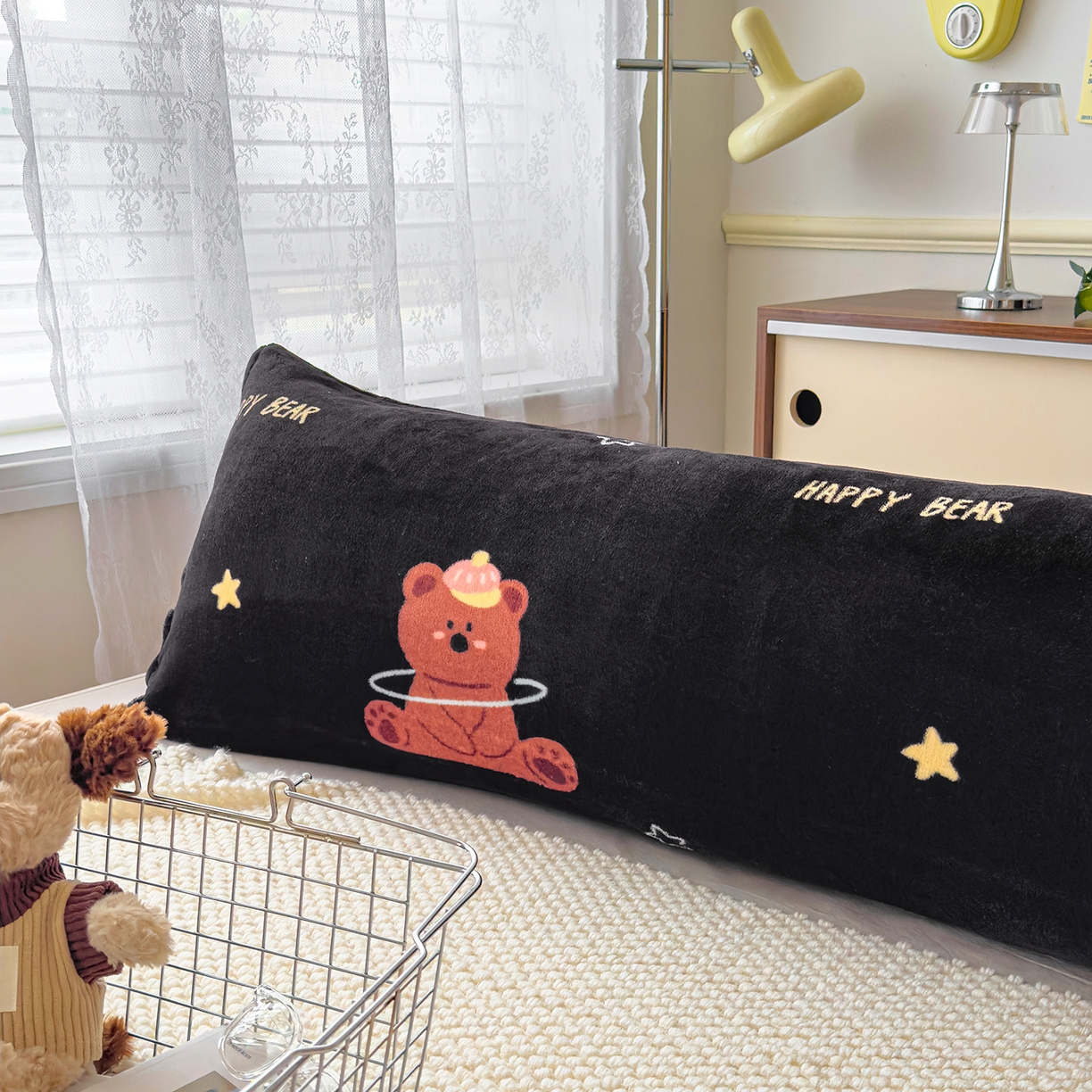 91家纺网 家纺一手货源 找家纺 久云居 2025新款高克重牛奶绒枕加芯牛奶绒长条枕套夹腿抱枕 小熊星梦