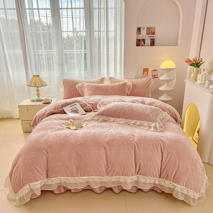 91家纺网 家纺一手货源 找家纺 七七家纺 2025新款雕花牛奶绒夹棉床盖四件套-若梦系列 若梦-粉玉