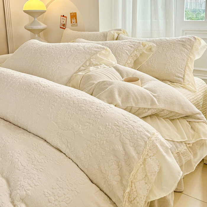 91家纺网 家纺一手货源 找家纺 七七家纺 2025新款雕花牛奶绒夹棉床盖四件套-若梦系列 若梦-雪峰白