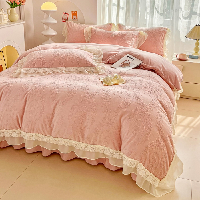 91家纺网 家纺一手货源 找家纺 七七家纺 2025新款雕花牛奶绒夹棉床盖四件套-若梦系列 若梦-粉玉