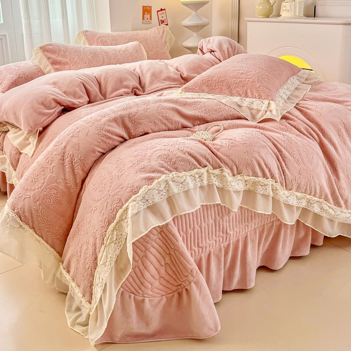 91家纺网 家纺一手货源 找家纺 七七家纺 2025新款雕花牛奶绒夹棉床盖四件套-若梦系列 若梦-粉玉