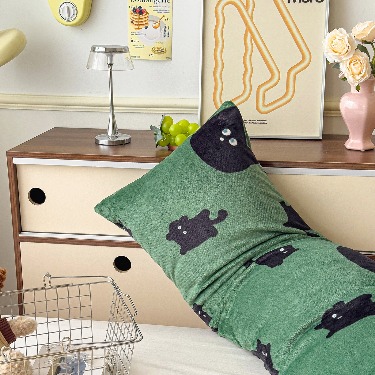 91家纺网 家纺一手货源 找家纺 久云居 2025新款高克重牛奶绒枕加芯牛奶绒长条枕套夹腿抱枕 墨绿喵星