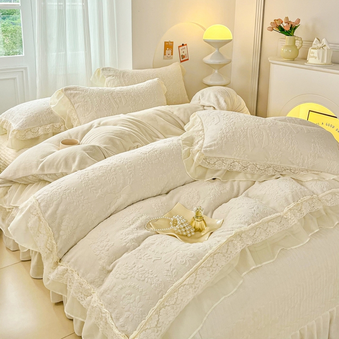 91家纺网 家纺一手货源 找家纺 七七家纺 2025新款雕花牛奶绒夹棉床盖四件套-若梦系列 若梦-雪峰白