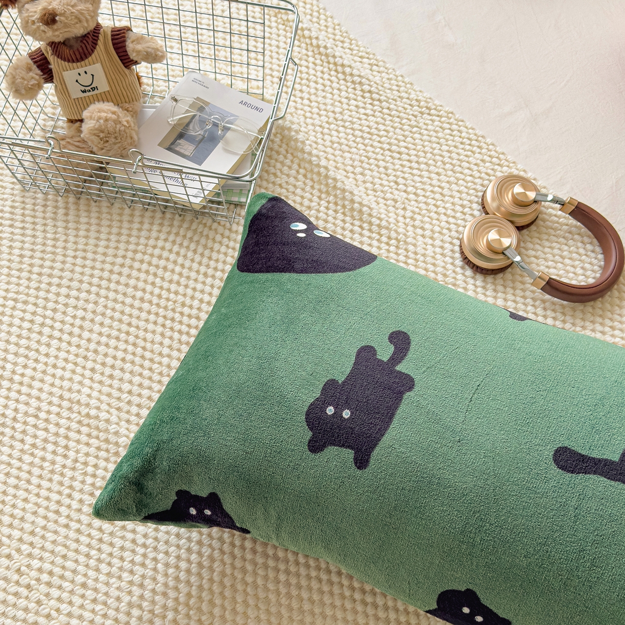 91家纺网 家纺一手货源 找家纺 久云居 2025新款高克重牛奶绒枕加芯牛奶绒长条枕套夹腿抱枕 墨绿喵星