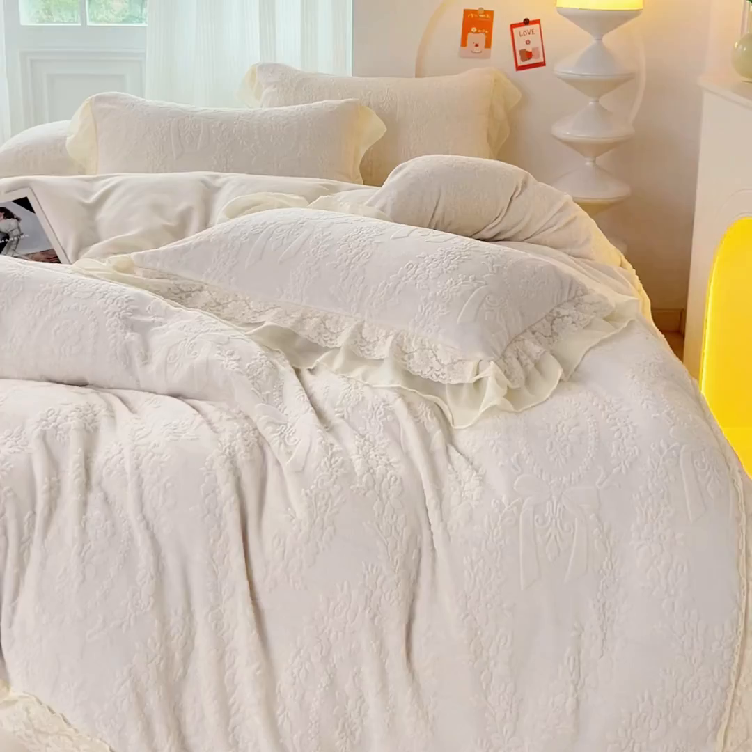 91家纺网 家纺一手货源 找家纺 七七家纺 2025新款雕花牛奶绒夹棉床盖四件套-若梦系列 若梦-雪峰白