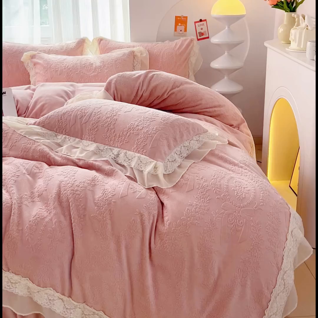 91家纺网 家纺一手货源 找家纺 七七家纺 2025新款雕花牛奶绒夹棉床盖四件套-若梦系列 若梦-粉玉