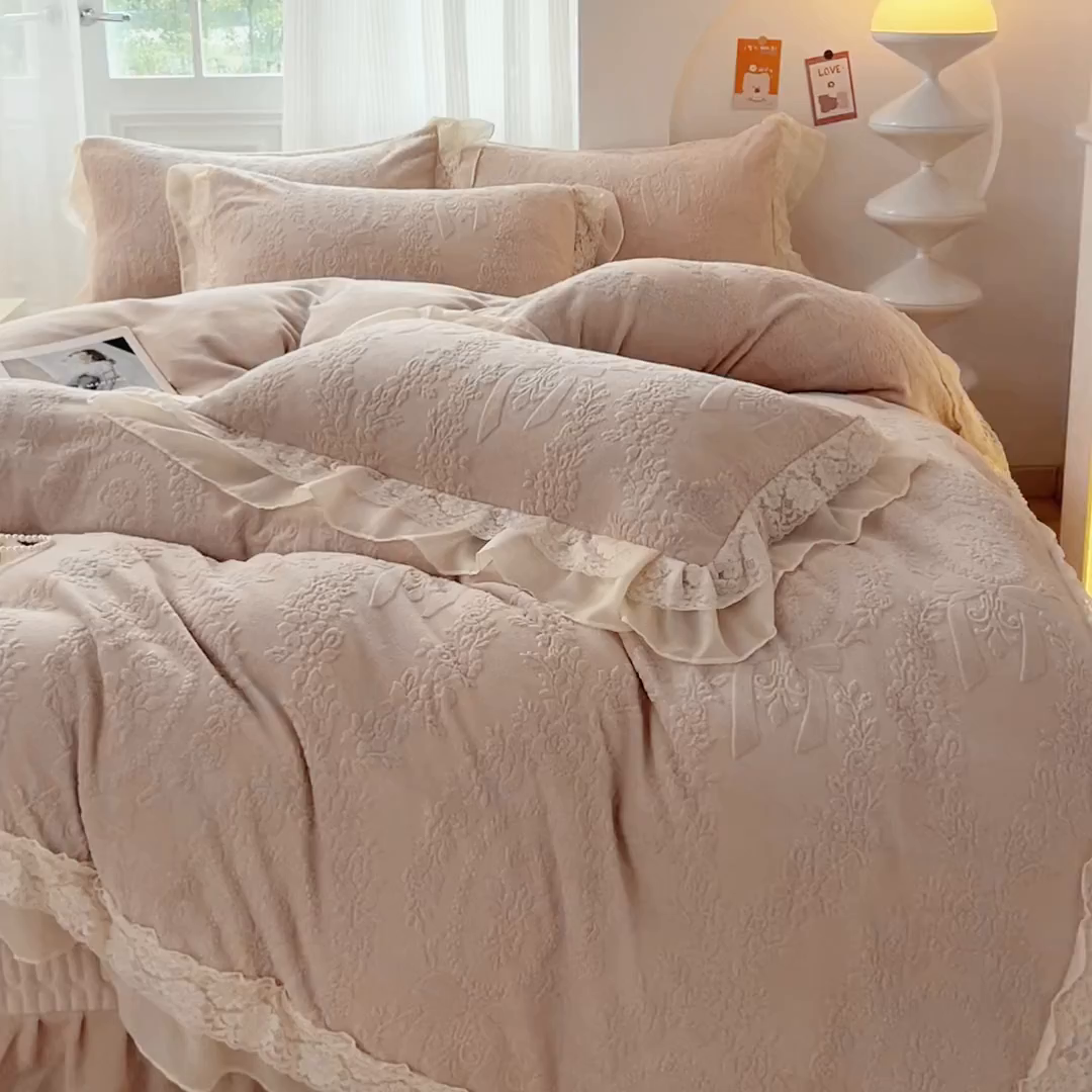 91家纺网 家纺一手货源 找家纺 七七家纺 2025新款雕花牛奶绒夹棉床盖四件套-若梦系列 若梦-鹅黄