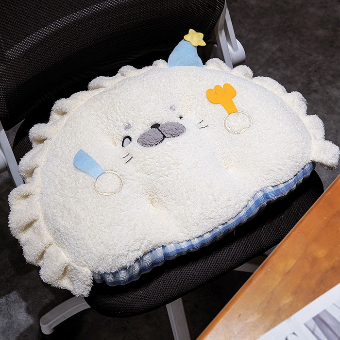 91家纺网 家纺一手货源 找家纺 仟亿莱 2025新款萌萌小海豹扁扁坐垫 扁扁饺子海豹