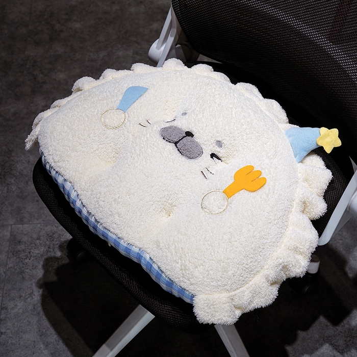 91家纺网 家纺一手货源 找家纺 仟亿莱 2025新款萌萌小海豹扁扁坐垫 扁扁饺子海豹