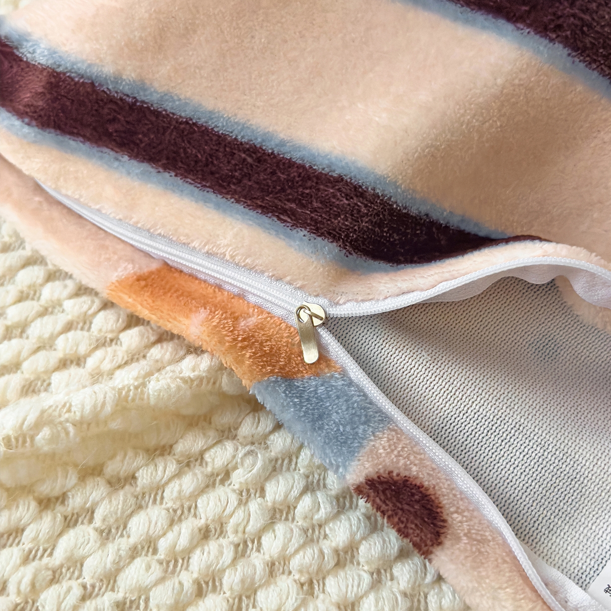 91家纺网 家纺一手货源 找家纺 久云居 2025新款高克重牛奶绒枕加芯牛奶绒长条枕套夹腿抱枕 卡多啦