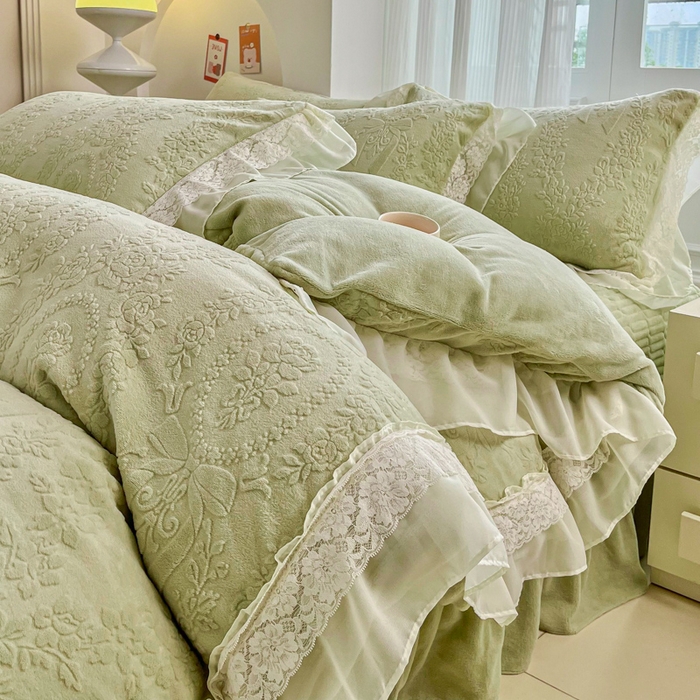 91家纺网 家纺一手货源 找家纺 七七家纺 2025新款雕花牛奶绒夹棉床盖四件套-若梦系列 若梦-豆绿