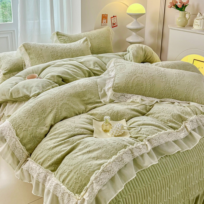 91家纺网 家纺一手货源 找家纺 七七家纺 2025新款雕花牛奶绒夹棉床盖四件套-若梦系列 若梦-豆绿