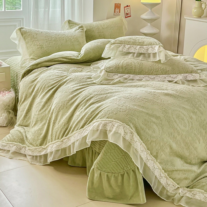 91家纺网 家纺一手货源 找家纺 七七家纺 2025新款雕花牛奶绒夹棉床盖四件套-若梦系列 若梦-豆绿