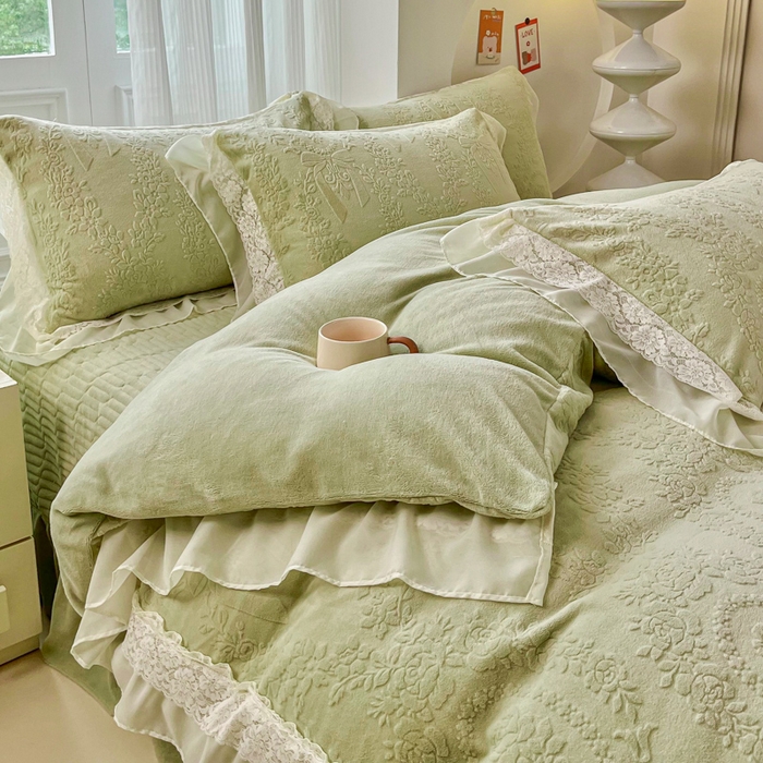 91家纺网 家纺一手货源 找家纺 七七家纺 2025新款雕花牛奶绒夹棉床盖四件套-若梦系列 若梦-豆绿