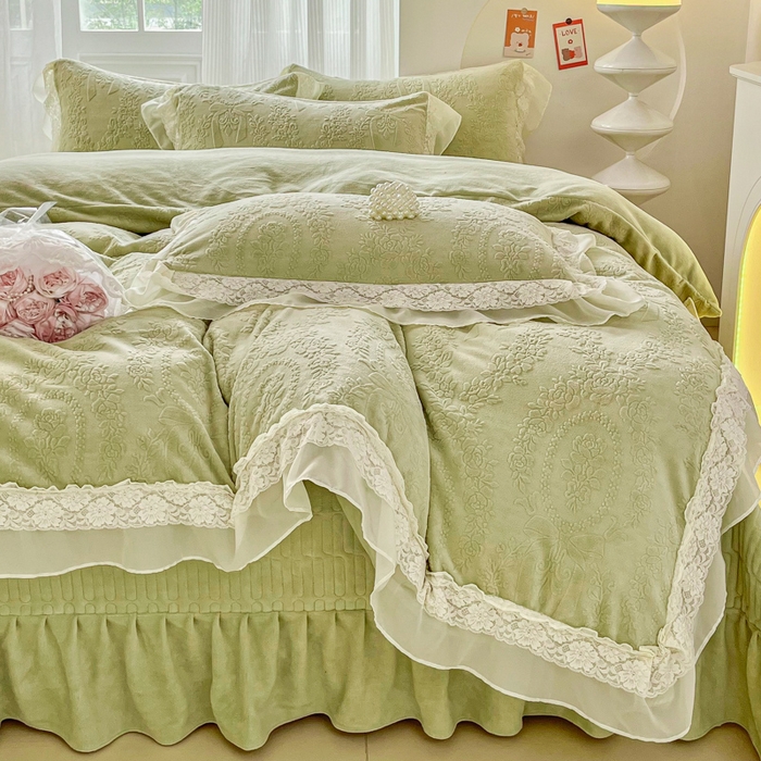 91家纺网 家纺一手货源 找家纺 七七家纺 2025新款雕花牛奶绒夹棉床盖四件套-若梦系列 若梦-豆绿