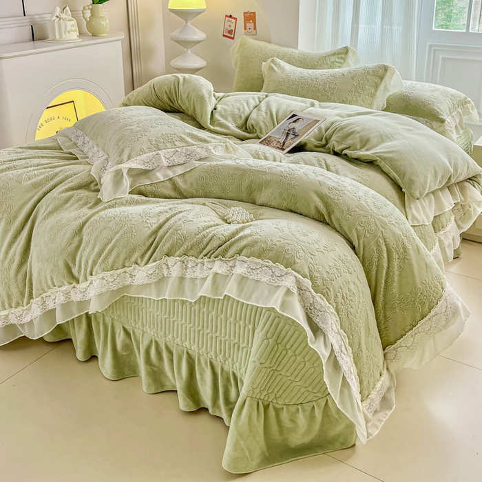 91家纺网 家纺一手货源 找家纺 七七家纺 2025新款雕花牛奶绒夹棉床盖四件套-若梦系列 若梦-豆绿