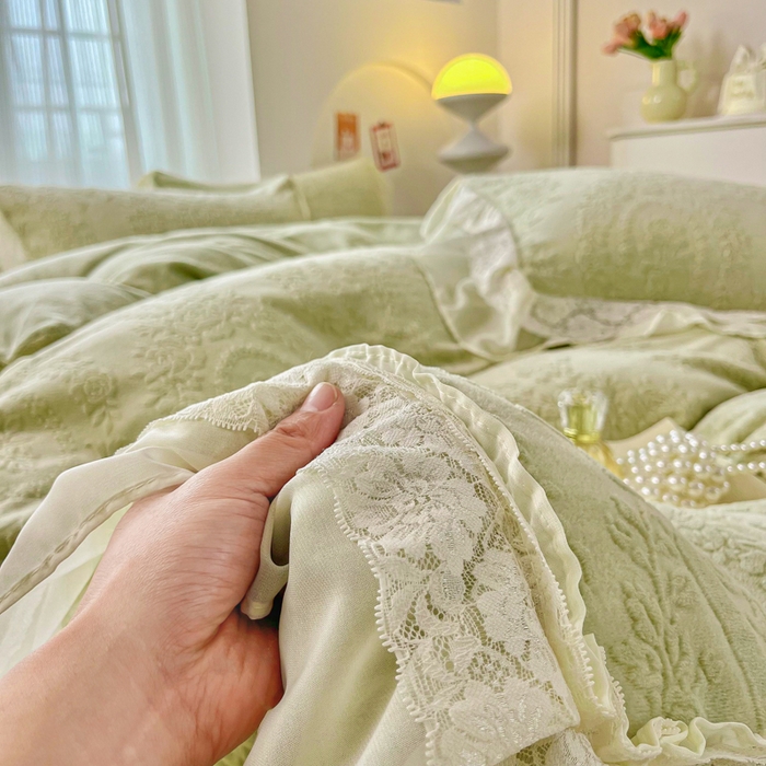 91家纺网 家纺一手货源 找家纺 七七家纺 2025新款雕花牛奶绒夹棉床盖四件套-若梦系列 若梦-豆绿