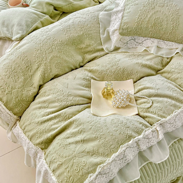 91家纺网 家纺一手货源 找家纺 七七家纺 2025新款雕花牛奶绒夹棉床盖四件套-若梦系列 若梦-豆绿