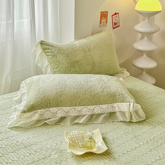 91家纺网 家纺一手货源 找家纺 七七家纺 2025新款雕花牛奶绒夹棉床盖四件套-若梦系列 若梦-豆绿