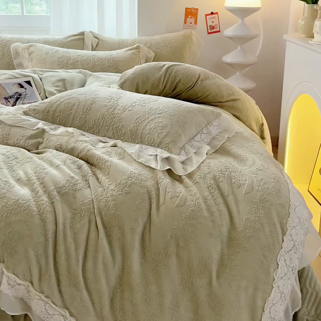 91家纺网 家纺一手货源 找家纺 七七家纺 2025新款雕花牛奶绒夹棉床盖四件套-若梦系列 若梦-豆绿