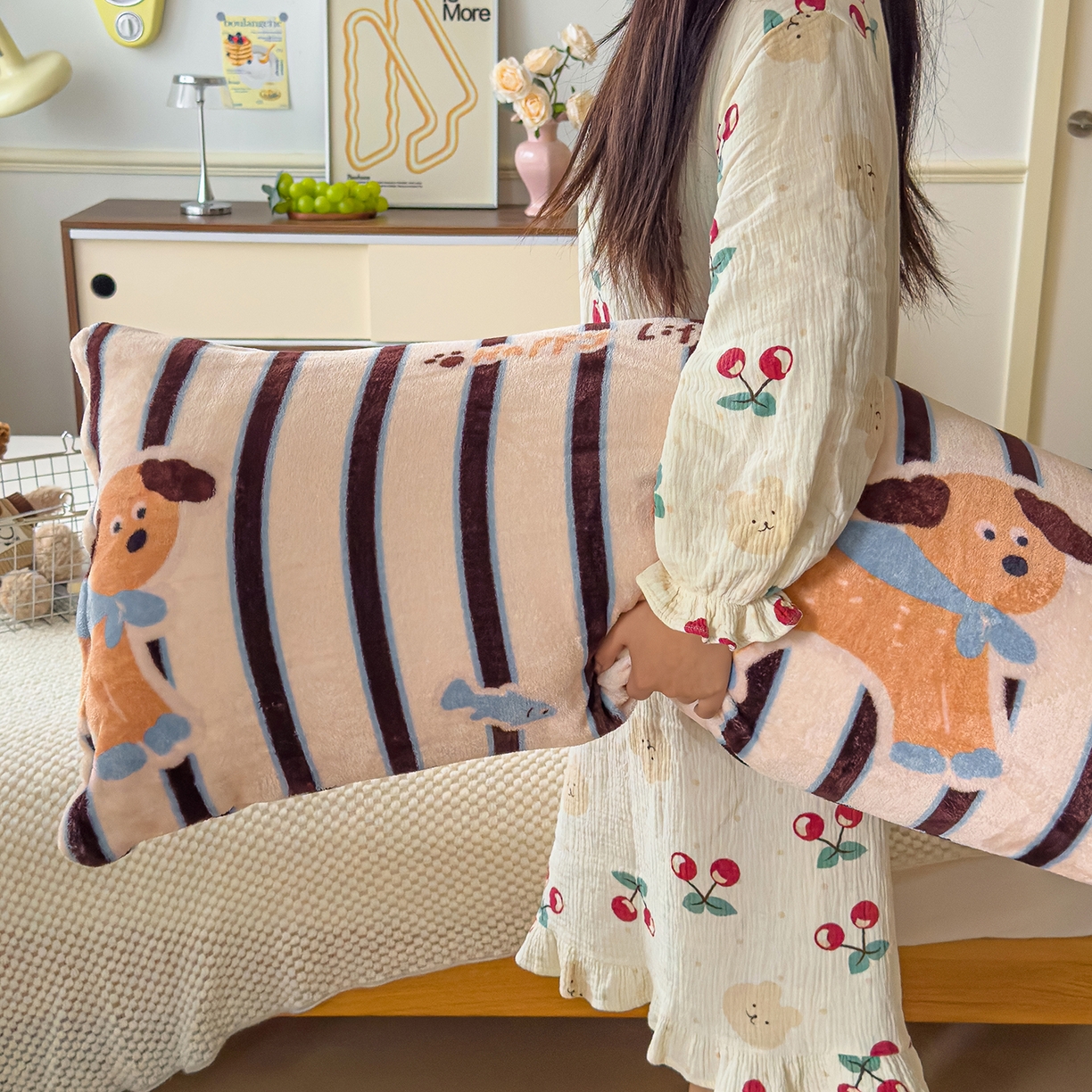 91家纺网 家纺一手货源 找家纺 圣比熊 2025新款高克重牛奶绒枕加芯牛奶绒长条枕套夹腿抱枕 卡多啦