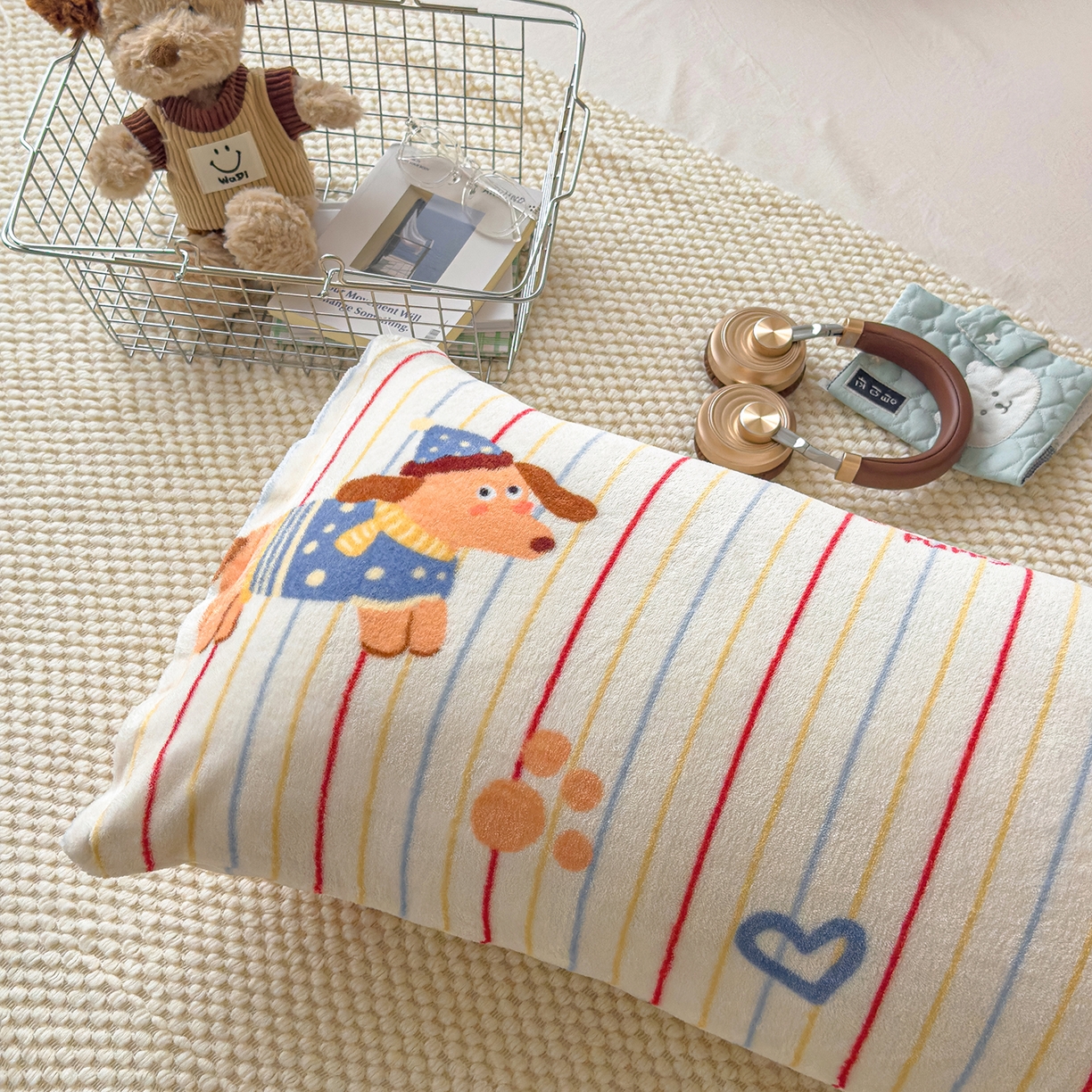 91家纺网 家纺一手货源 找家纺 圣比熊 2025新款高克重牛奶绒枕加芯牛奶绒长条枕套夹腿抱枕 萌犬派对